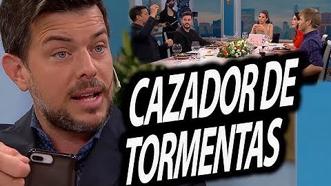 La mesa de Juana cautivada con las anécdotas de José Bianco como "Cazador de tormentas"