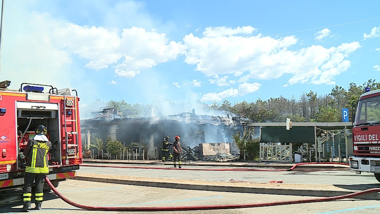 Incendio devasta ristorante a Marina di Torre del Lago