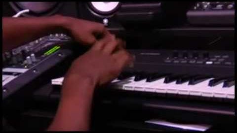 IK Multimedia "SampleMoog" | Derrick Floyd Demo