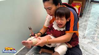 Mother Rescues Diems ​​Foot From Getting Stuck In A Sandal