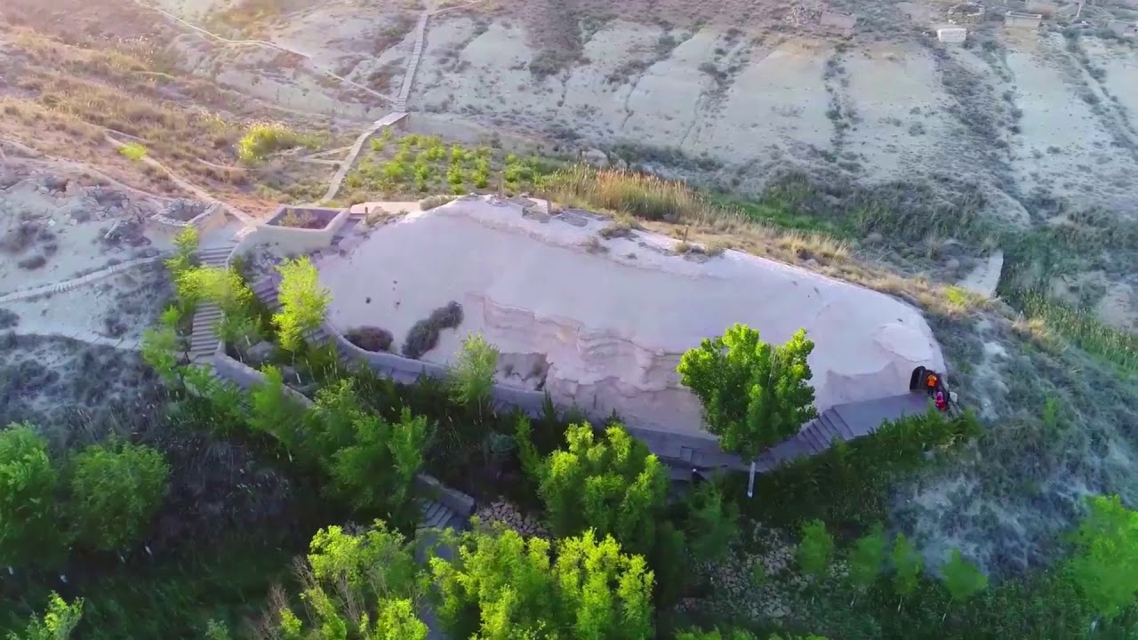 Көкіректі қызметші бейне