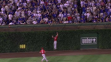 LAA@CHC: Trout jumps and makes catch at warning track