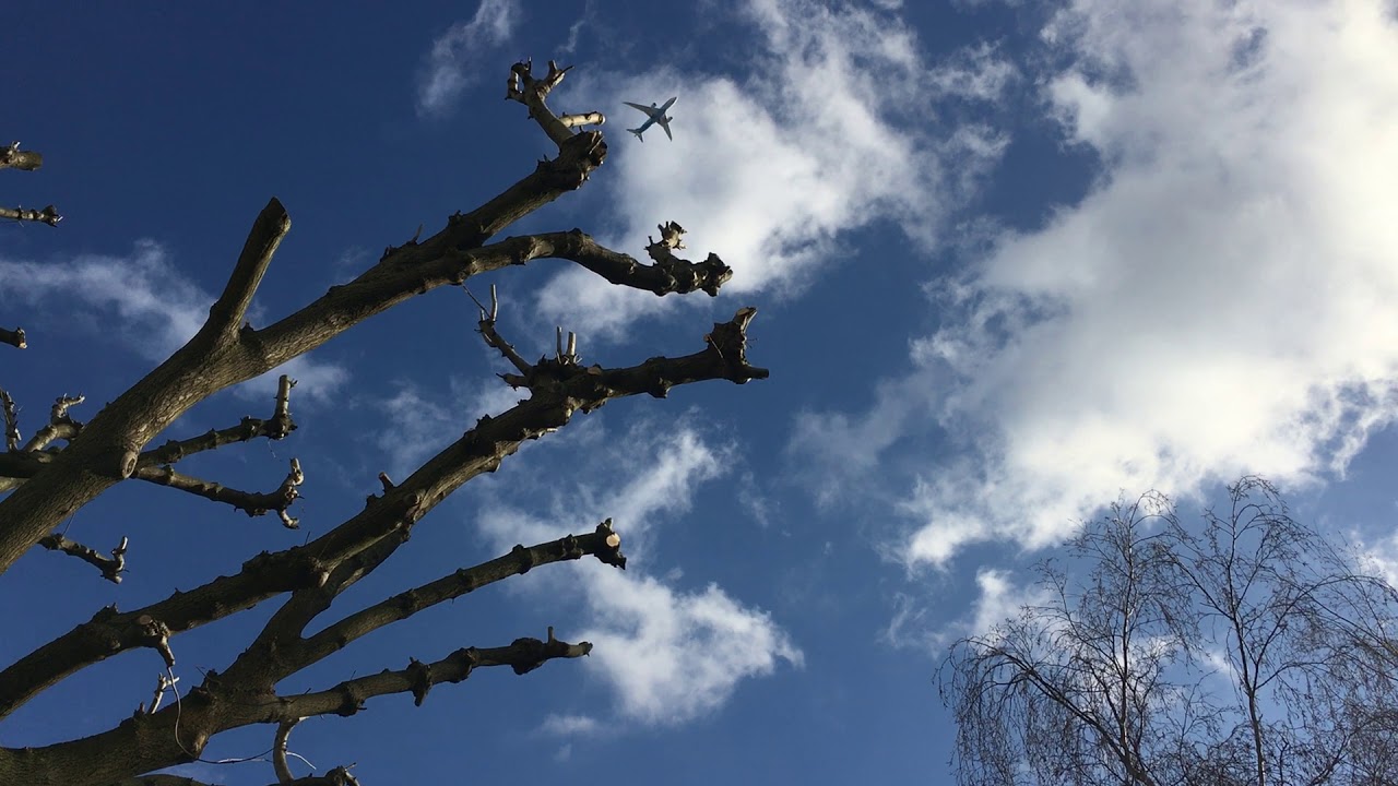 Noisy Heathrow planes flying over London