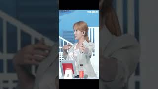 양궁자세 취하는 박선영 아나운서 뽀디