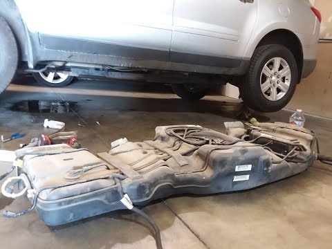 Vidéo: Où se trouve la pompe à essence sur une Chevy Traverse 2009 ?