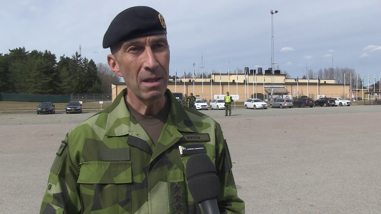 Swedish Supreme Commander and French General Mercier visiting the Viking 18