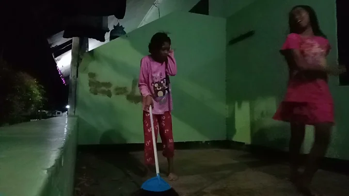 lia di keluar kan dari kantor