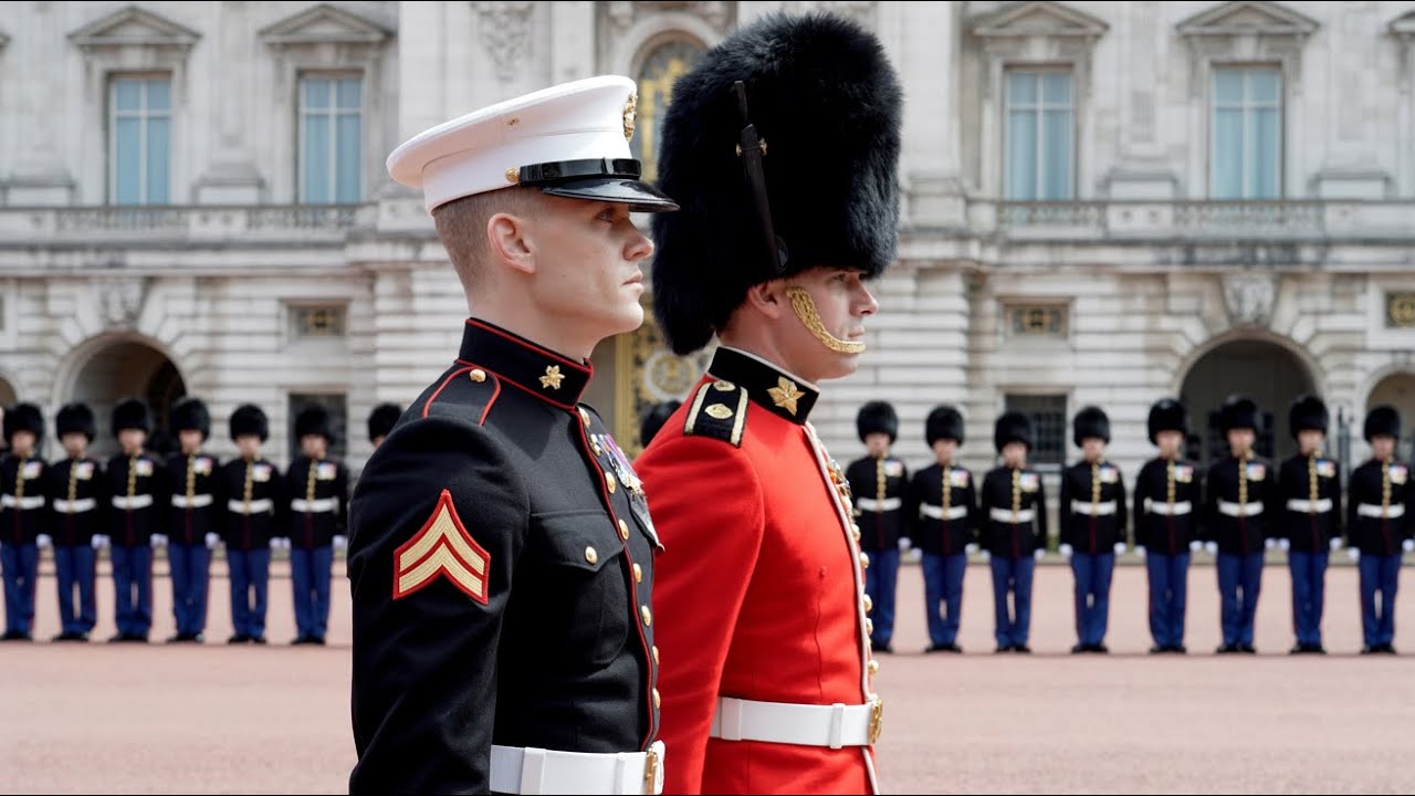 Real Guard U.S. Marine Stunned a Royal Guard on Parade Duty—Minutes Later ...