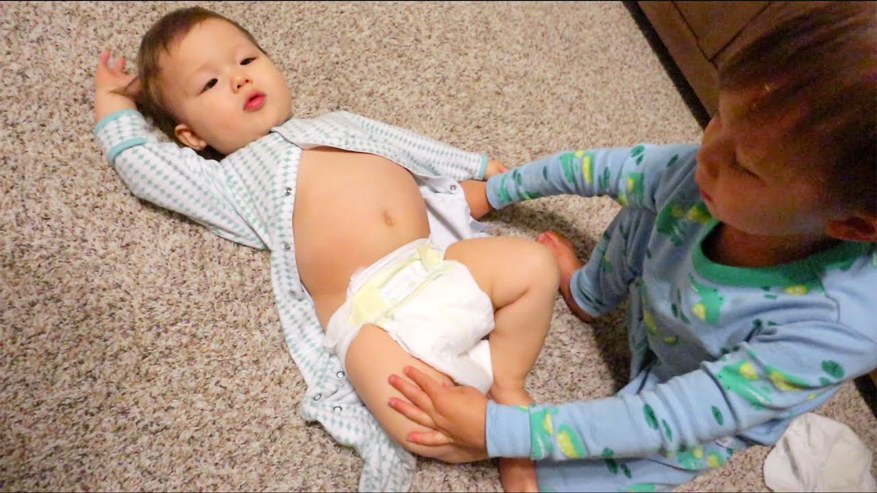 toddler-changes-baby-s-diaper-super-fail-youtube