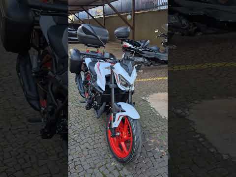 SBM Flash 250, 250F, com Bauletos Givi Laterais e suportes Scan próprios para a Flash. 47L +2 de 21L