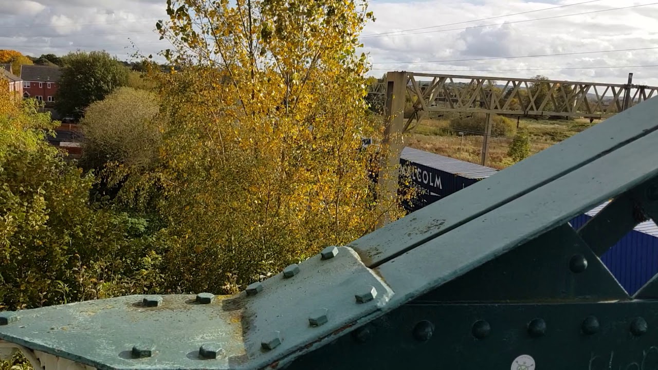 4M25 - DB90's - 90037 Christine leading 90024 Malcolm through the Queensville curve this lunchtime