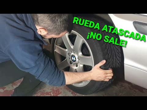 Video: 4 formas de quitar una rueda atascada