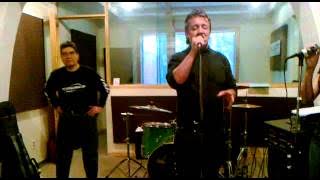 Adrian Barba ensayando con K-mikaze 'Angeles Fuimos'