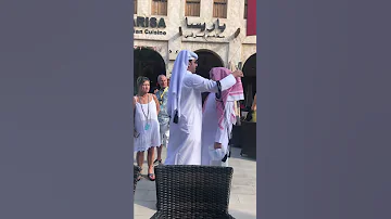 أهلا بالجميع في دوحة الجميع مواطن قطري يعدل الغطرة لسائح أجنبي ويظهر كرم الضيافة لأهل قطر 