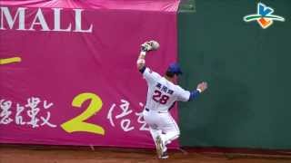 20130802 CPBL 獅 VS 犀牛 2下 高國輝即使撞牆也要接殺這重要的飛球