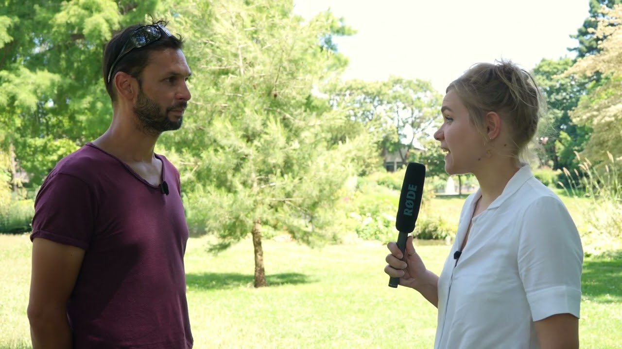Rôle d'une journaliste micro trottoir