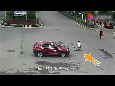 温暖感人！残疾女子靠俩凳子“坐”过马路 私家车一路开双闪帮她挡过往车辆