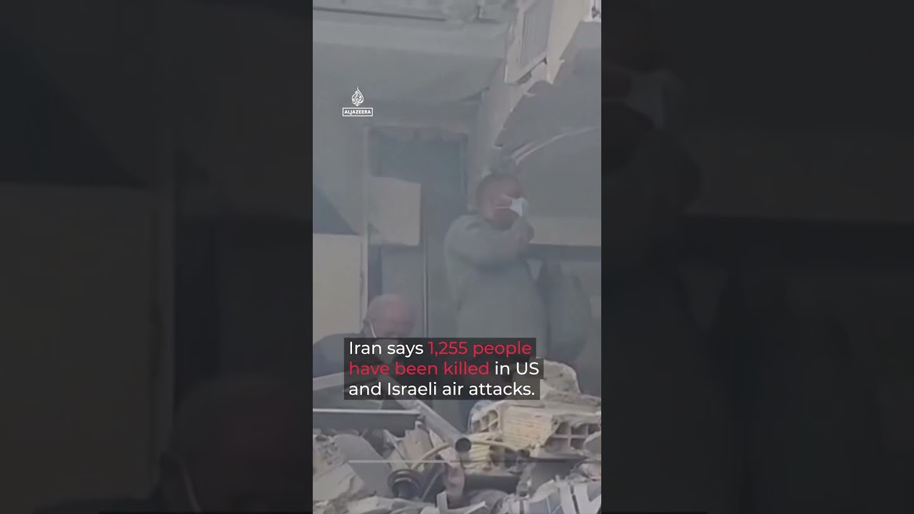 عمال الإنقاذ يواصلون البحث بين الأنقاض بعد أن ضربت غارات جوية أحد أحياء طهران