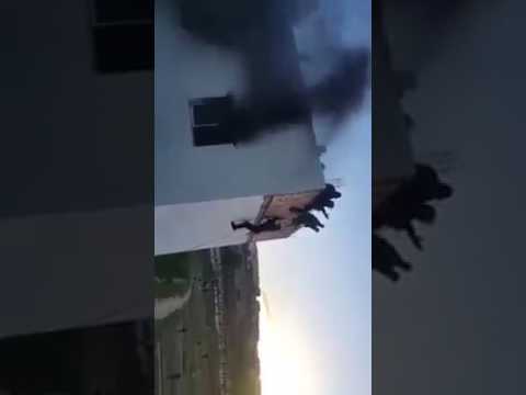 فيديو يوثق عملية اضرام النار في سكن رجال الامن الحسيمة