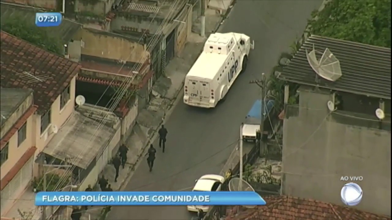 Balanço Geral flagra invasão da polícia para recuperar carga roubada em comunidade