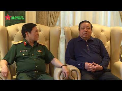 Đại tướng Ngô Xuân Lịch thăm, tặng quà Đại tướng Phùng Quang Thanh - Báo QĐND