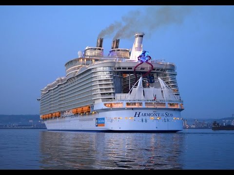 Video: Nave da crociera e porto dei traghetti di Call Cherbourg, Francia
