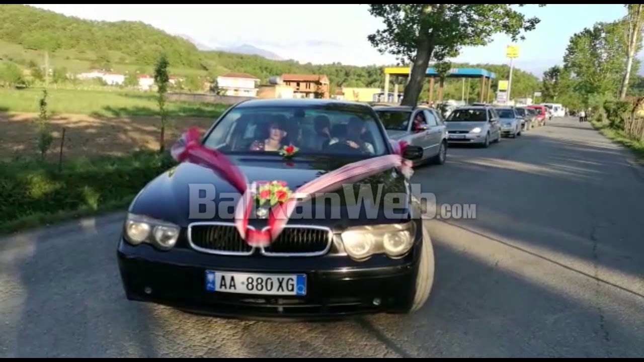 Krushqit mbeten në rrugë, protesta bllokon nusen në Dibër