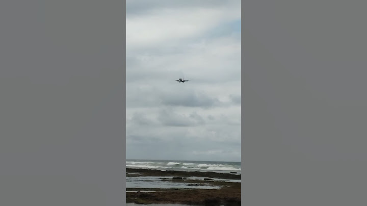 Susto na praia em Salvador! 😱 Avião 🛬 quase raspando nas casas... #avião #susto