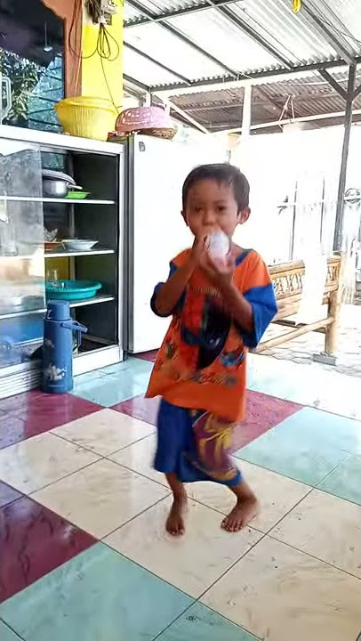 Minum susu sambil goyang sendiri