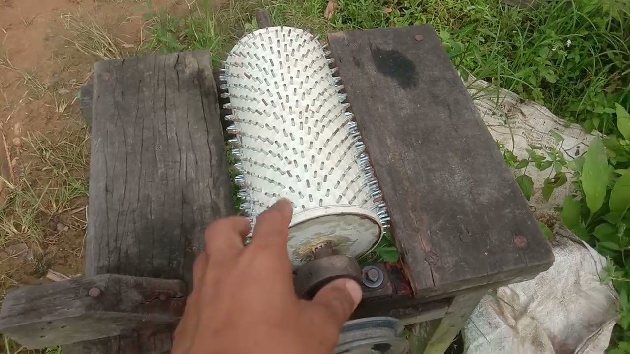 (97.) Pembuatan alat parut sagu yang baru selesai dipasang.