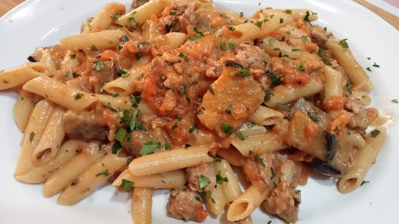 PASTA CON SALSA DI SASIZZA SMINUZZATA