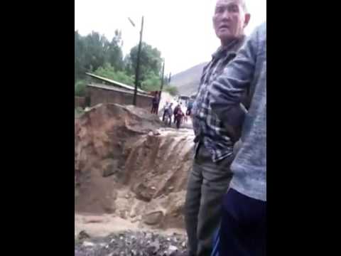 Turmush: Первые минуты после обрушения грязекаменного потока, снесшего внедорожник с 6 людьми