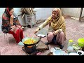 Ami ne  lakrion ki aag p khana bnaia || Friend ne sikhai chawlon ki roti || Nadia ka kitchen