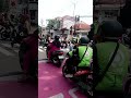 Stop.!! Mbok yo sabar di zebra cross ada anak sekolah nyebrang jalan lho..