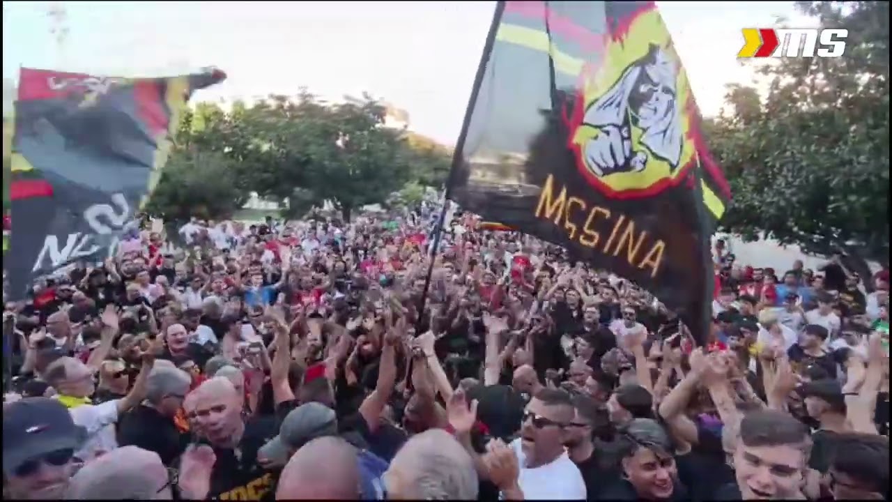 I cori della Curva Sud in piazza contro la proprietà del Messina