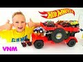 Vlad và Nikita chơi với Hot Wheels Monster Trucks