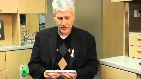 Dr  Flucke demonstrates the Spectra Caries Detection Aid