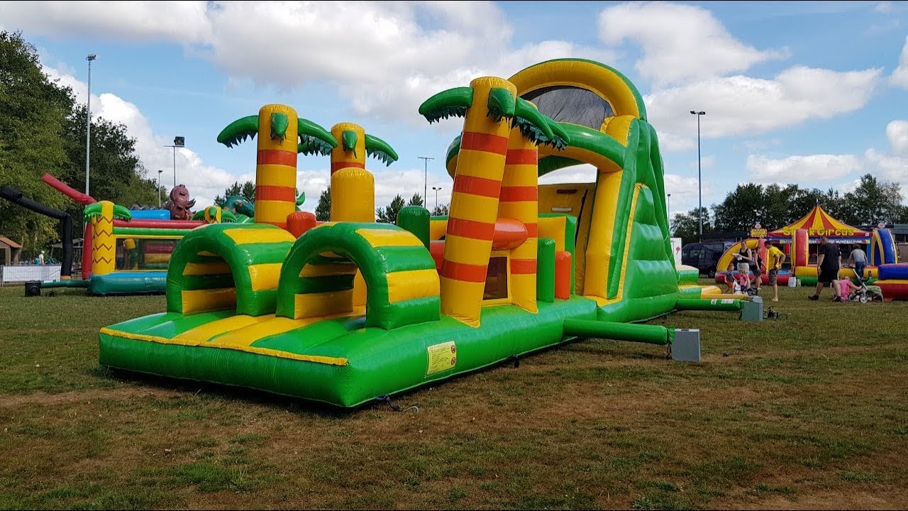 Zonovergoten Springkussen Festival op het sportveld in Zandhuizen fr