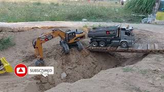 rc truk dum merci dan excavator rc muat pasir di area pertambangan kapten