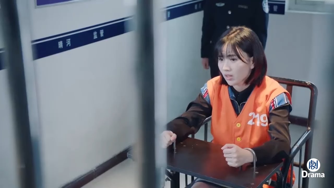 女嫌犯讓隊長關掉攝像頭，說出驚天秘密，隊長聽完不敢動！