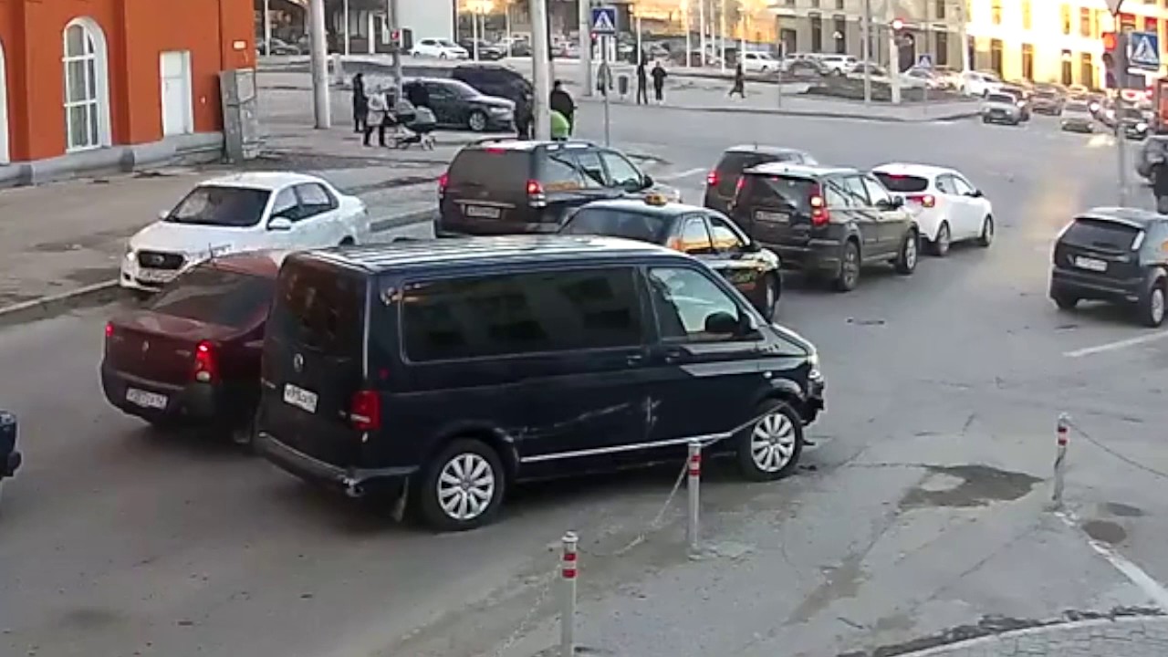 Рязань. Нетрезвая барышня на VW Мультивэн - YouTube