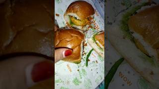 Crispy vada, soft pav aur spicy chutney❤️? #food #recipe#vadapav #shorts