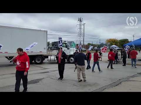 UAW Picketers Attempt to Block a Ford Delivery in Detroit, MI
