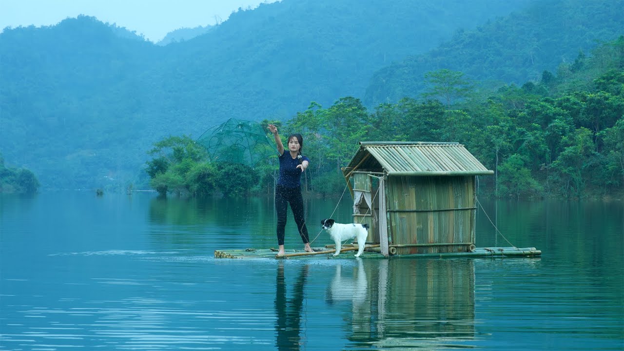 Drifting on a Floating Home – Making Bait and Trapping Fish with Bear
