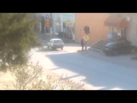 Video: Ali je parkiranje na belih črtah na parkirišču nezakonito?