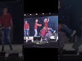 كأن الأعضاء متحمسين زيادة بذا الكونسرت        