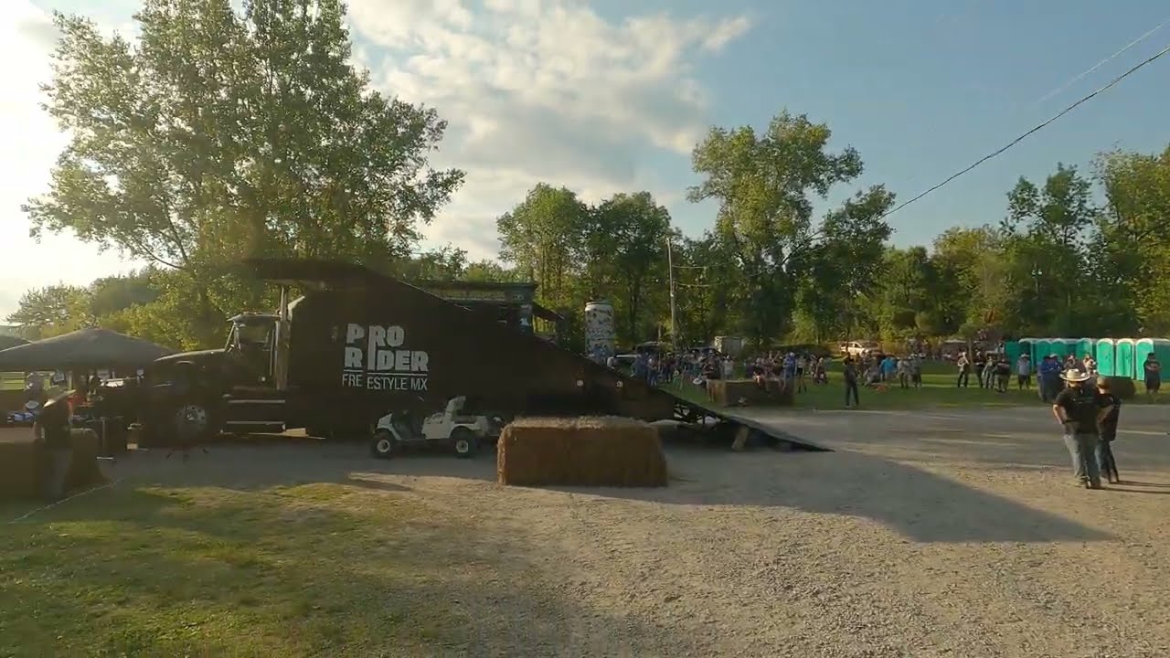 Pro Rider FMX jumps Sherp Wow the crowd @Tweed Stampede