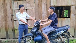 Mr Huong, became an engineer, he came back to visit and gave Hoang a precious gift.Unexpected joy