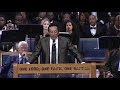 Smokey Robinson sings to Aretha Franklin during her funeral