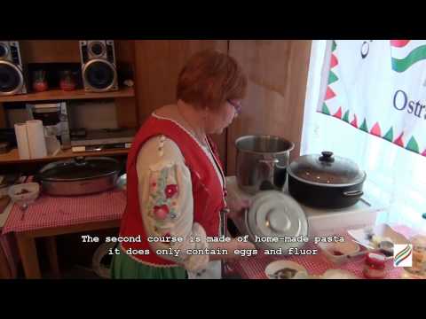 Hungarian goulash and cottage cheese noodle dish (subtitled version)